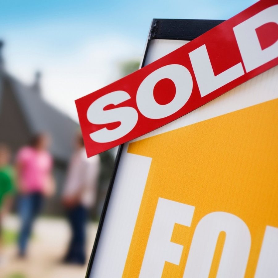 Cartel de propiedad vendida que representa estrategias de salida para inversores en el mercado inmobiliario.