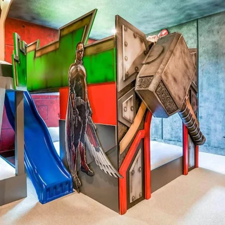 Habitación temática de superhéroes con litera personalizada, tobogán y murales en vacation home de Orlando para rentas premium
