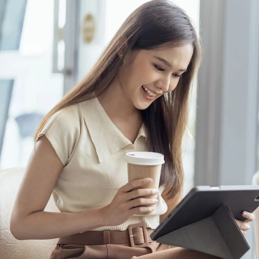 Huésped satisfecha revisando reseñas de vacation home en Orlando desde su tablet con café, representando la reputación online