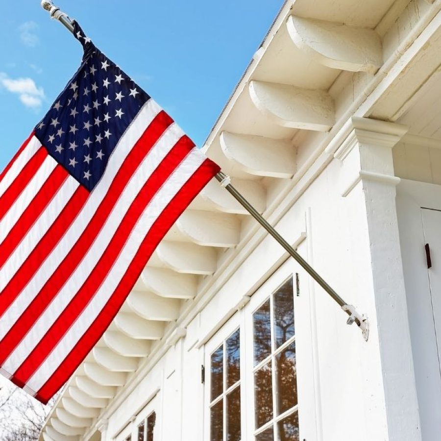 Una bandera americana cuelga del costado de una casa en Orlando, simbolizando patriotismo y comunidad