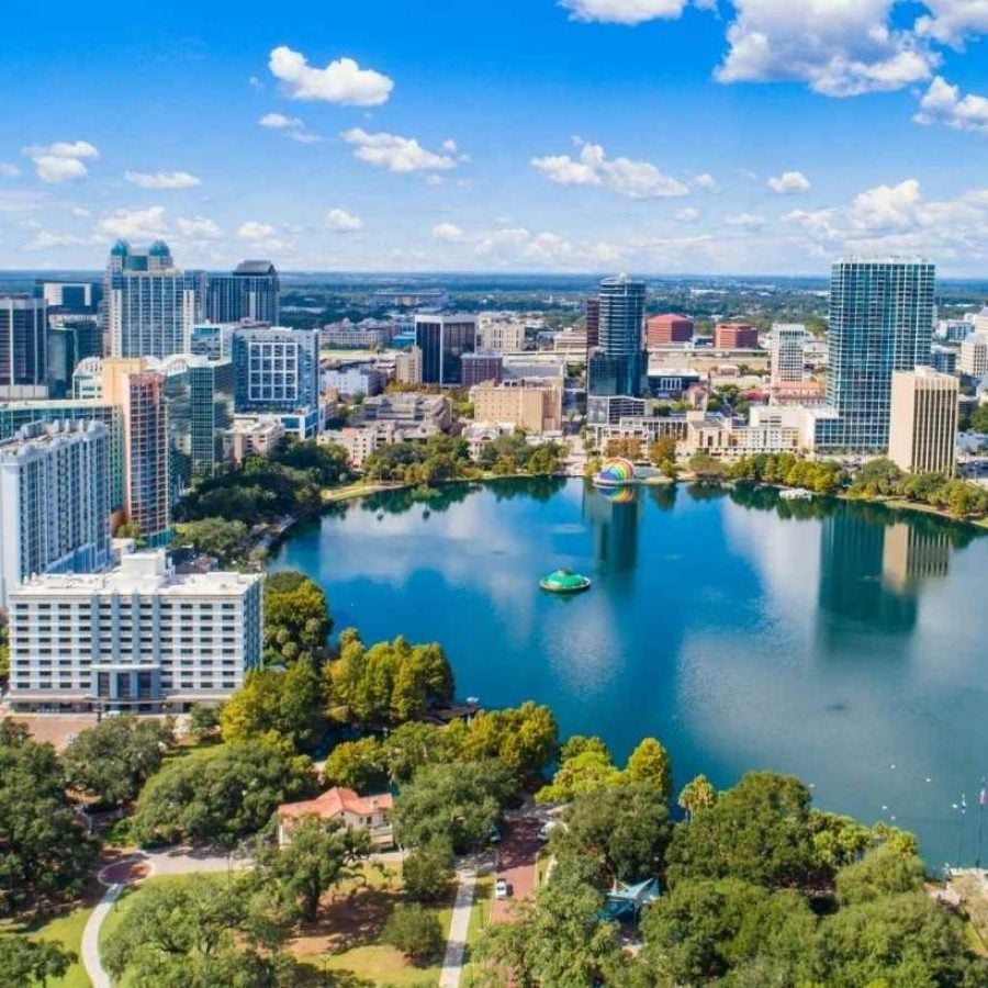Vista aérea del centro de Orlando, Florida, mostrando edificios y calles en un día soleado.