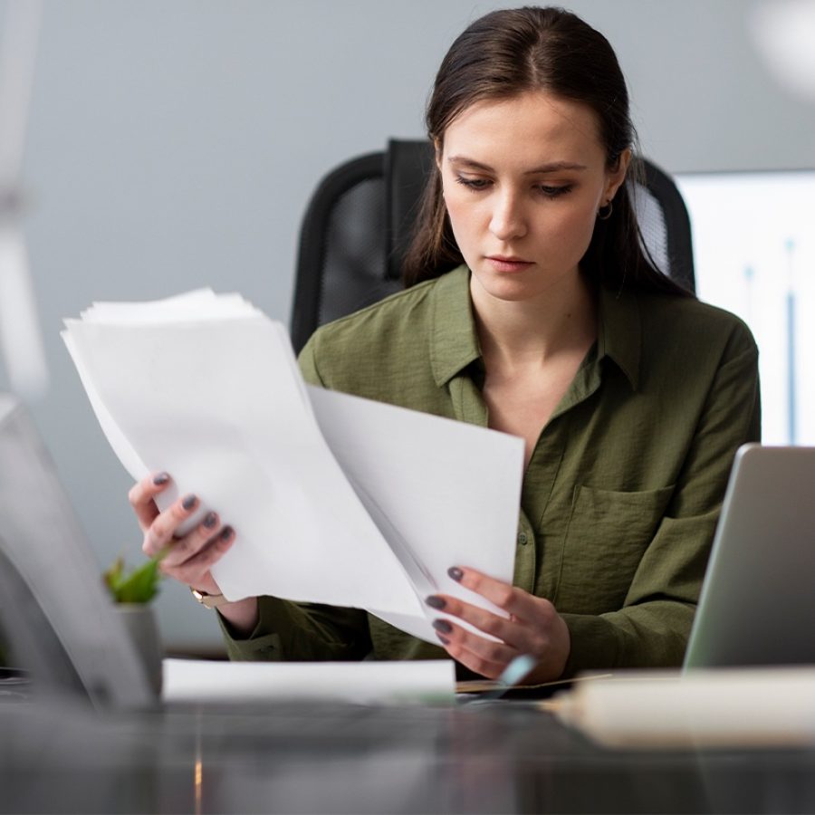 Mujer revisando documentos legales para obtener licencia de renta vacacional en Florida.