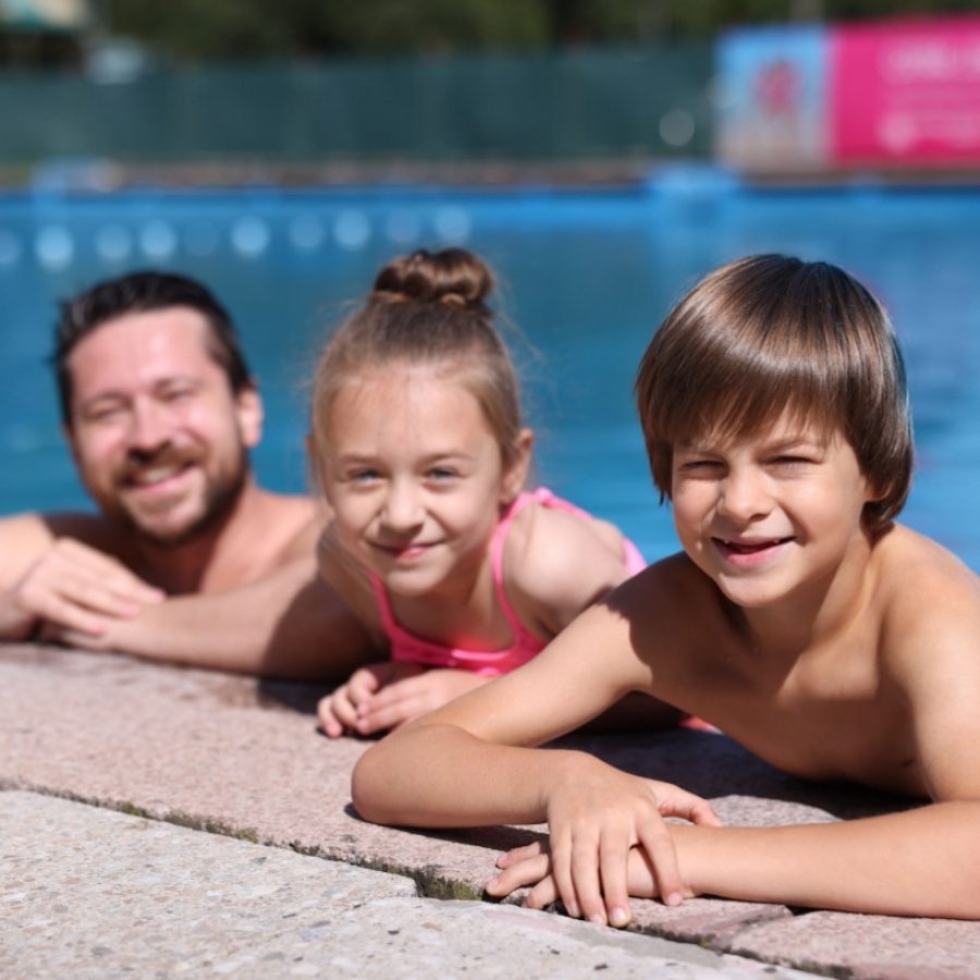 Familia disfrutando de piscina representa el perfil del viajero moderno en Orlando en experiencias recreativas y familiares.