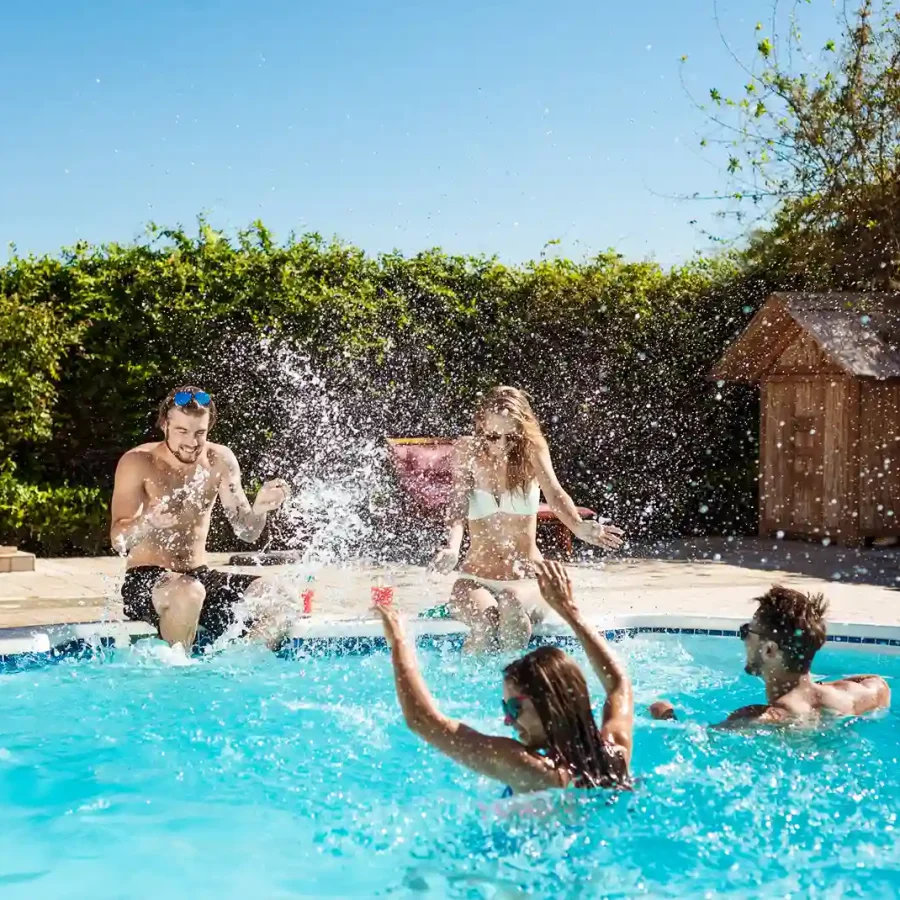 Grupo de amigos disfrutando la piscina privada de una vacation home en Orlando durante el verano, el amenity más demandado en renta vacacional.