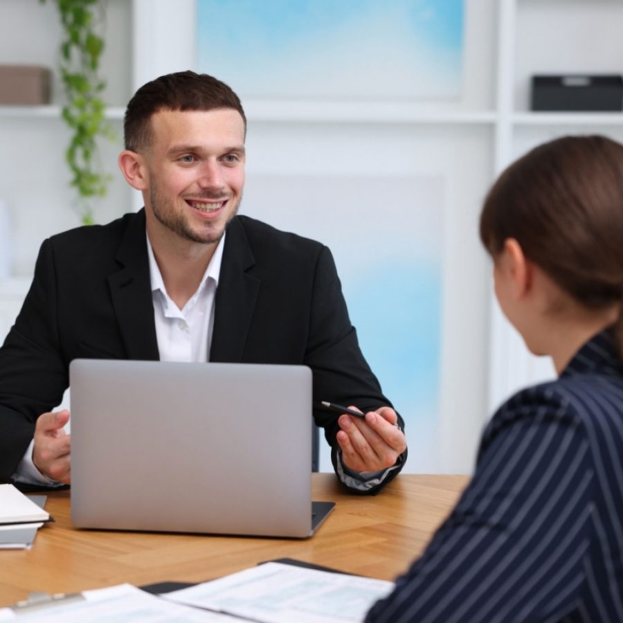 Asesor inmobiliario analizando oportunidades y tendencias inmobiliarias con cliente en reunión estratégica de inversión.