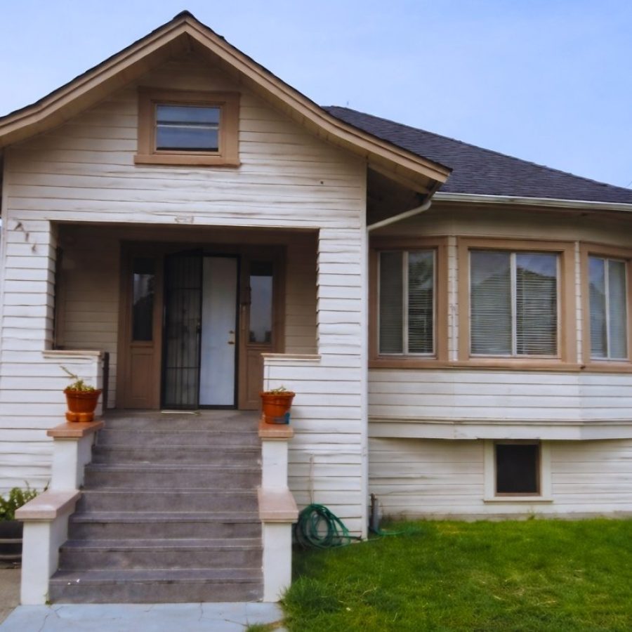 Casa antigua en Orlando antes de remodelación, ejemplo de propiedad con potencial para transformación y aumento de valor inmobiliario.